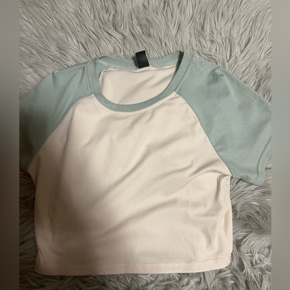 Shein Cropped tee shirt - Picture 1 of 1